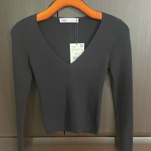 Long sleeve, ribbed, v neck top